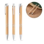 BETA BAMBOO. Bambusové guľôčkové pero so sponou a kovovými detailmi